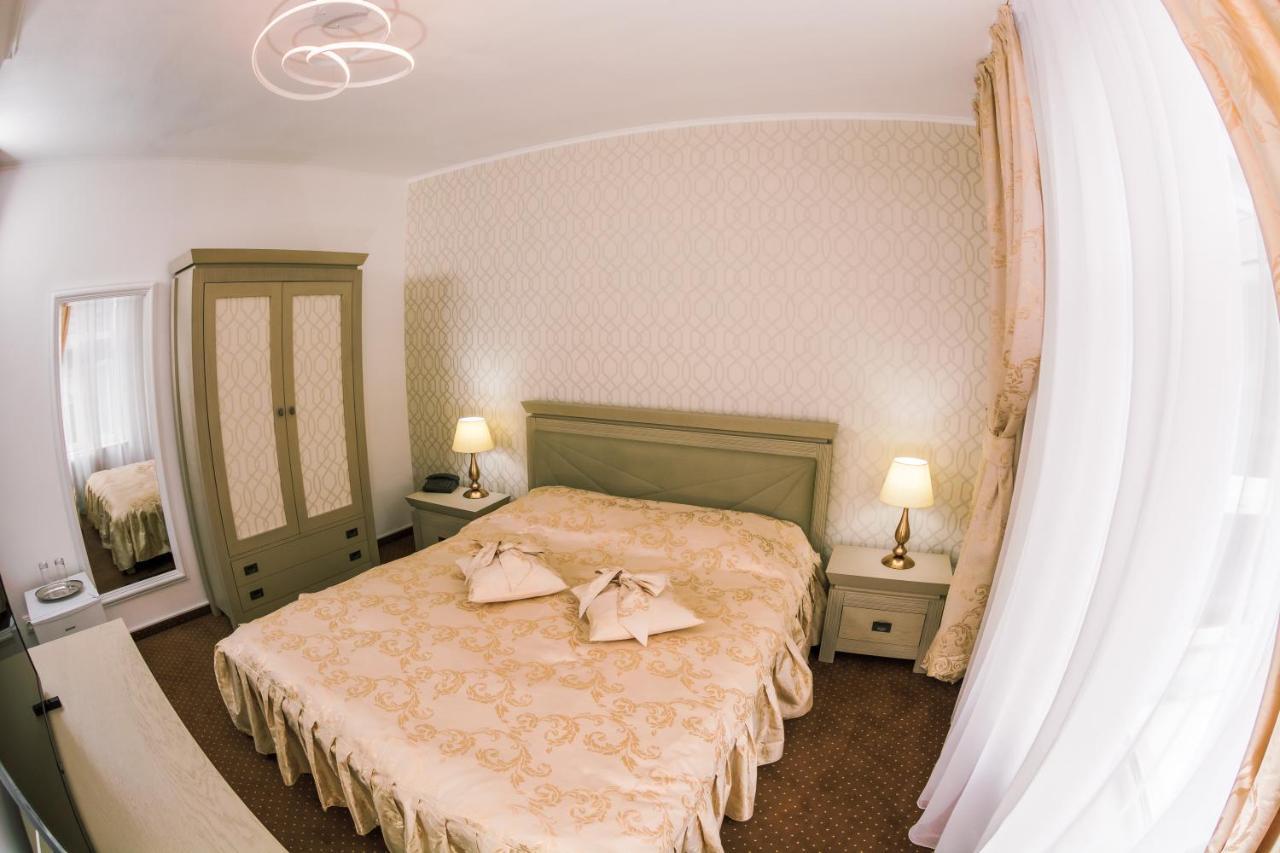 Hotel Cora Bistrita Bagian luar foto