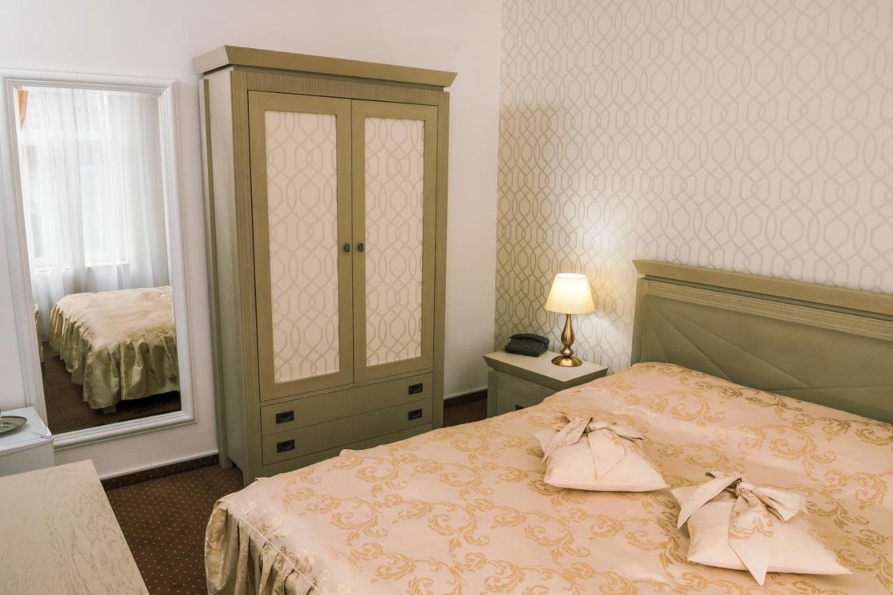 Hotel Cora Bistrita Bagian luar foto