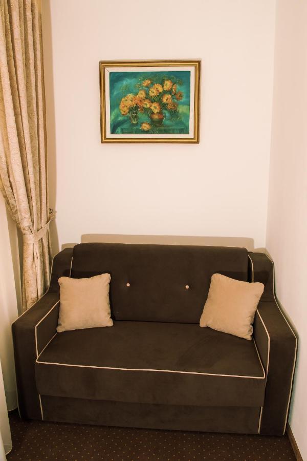 Hotel Cora Bistrita Bagian luar foto