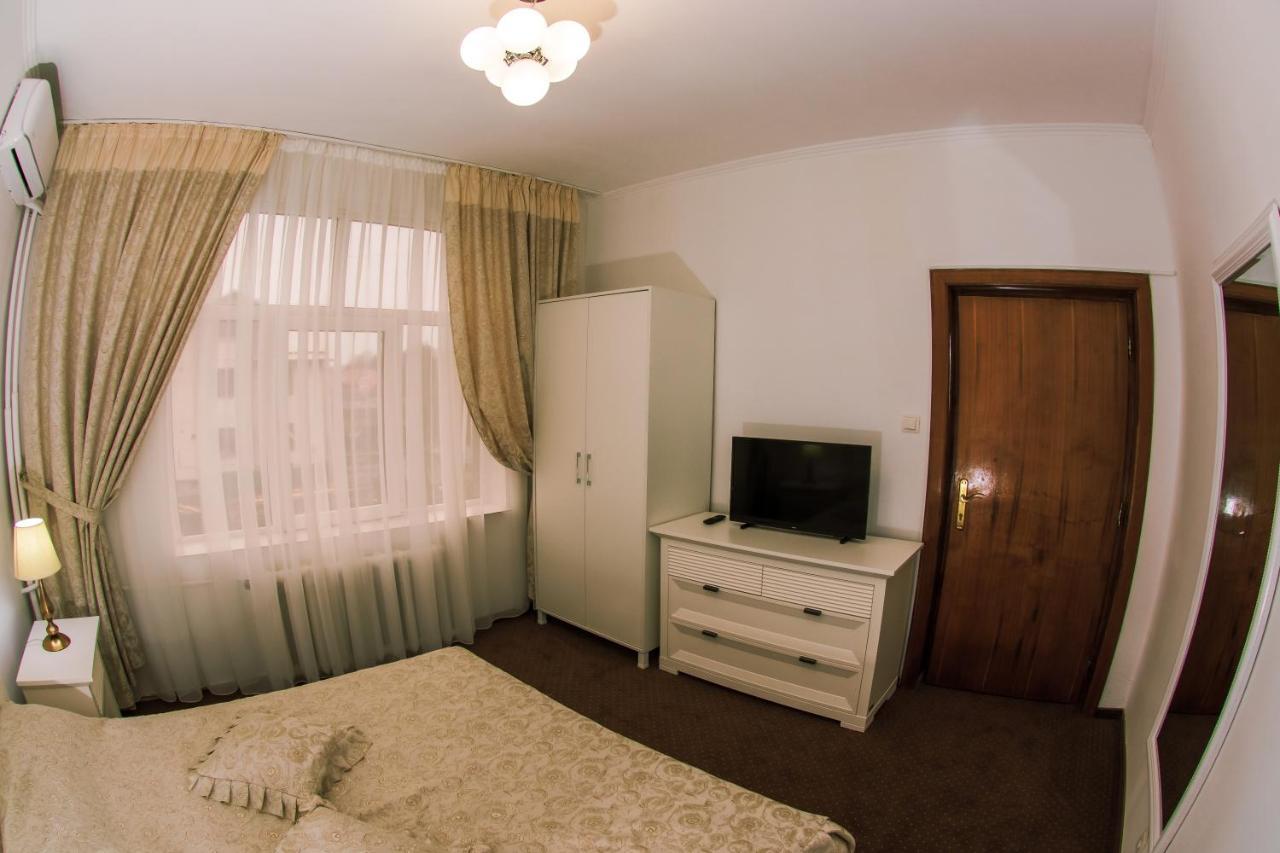 Hotel Cora Bistrita Bagian luar foto